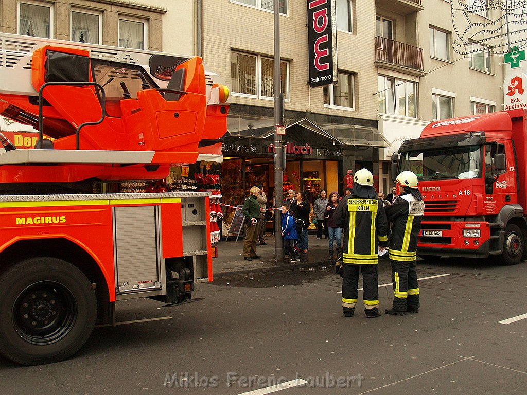 Feuer Koeln Muelheim Frankfurterstr Wiener Platz P83.JPG